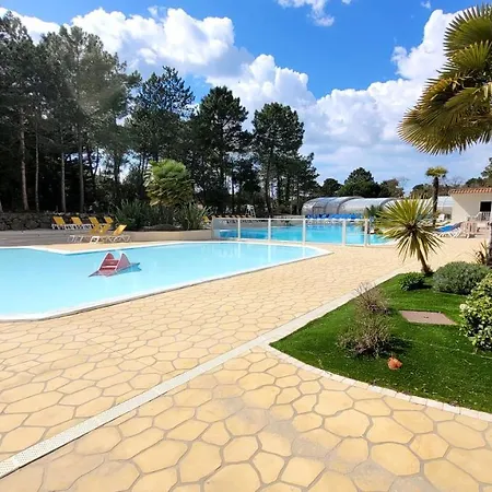 Σπίτι διακοπών Bungalow De 4 Chambres Avec Piscine Partagee Sauna Et Wifi A Jean De Monts A 3 Km De La
